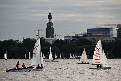 011_15780 - Segelboote und ein Motorboot auf der Aussenalster - im Hintergrund ragt der Kirchturm der Michaeliskirche empor. 