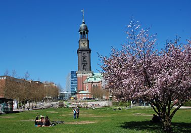 011_15481  blauer Frhlingshimmel ber Hamburgs Wahrzeichen, dem Michel.