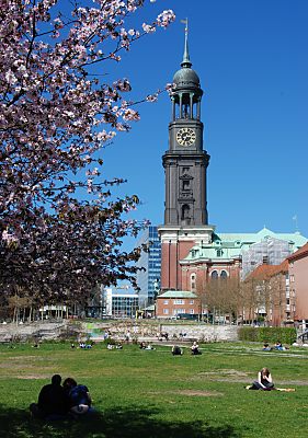 011_14583 - ein Prchen sitzt unter dem Kirschbaum; andere sonnen sich auf der Wiese beim Michel.