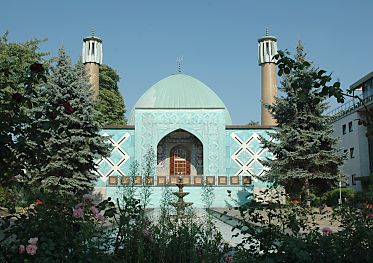 011_14892 - der Kuppelbau der Moschee mit seinen zwei Minaretten liegt in Harvestehude an der Alster.