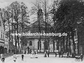 011_15961 - Blick zur historischen Kirche am Niendorfer Marktplatz - rechts die ehemalige Schule ( ca. 1900 ) 