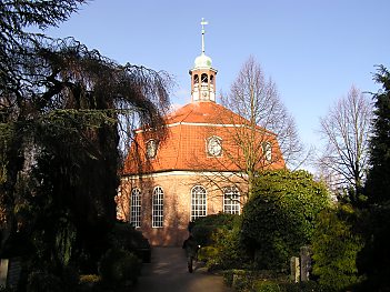 011_15963 - Blick ber den alten Niendorfer Friedhof zum denkmalgeschtzten Kirchenbau. 