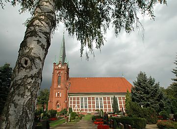 011_14976 - Blick ber den Friedhof zur St. Nikolaikirche in Hamburg Moorfleet.
