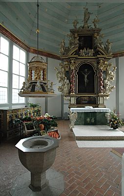 011_14980 - Taufbecken der Kirche. 