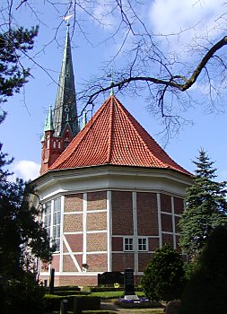 011_14973 - Blick auf die Rckseite der Fachwerkssaalkirche.