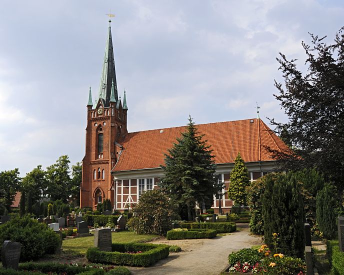 11_17536 Blick ber den Kirchhof zur Moorfleeter St. Nikolai Kirche - der Backsteinkirchturm wurde im Stil der Neogotik gehalten - vier kleine Kupfertrmchen zieren den Sims; auf der Turmspitze befindet sich eine Wetterfahne aus Messing.