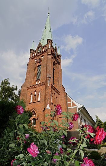 11_17539 Fder Ziegelturm der St. Nikolaikirche ist mit neugotischen Fenstern versehen - unter dem Kupferdach befindet sich an jeder Seite eine Turmuhr.