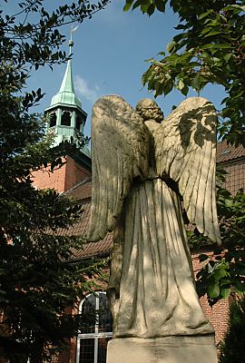 011_14967 - Engel mit Flgel / Skulptur auf dem Friedhof Ochsenwerder.