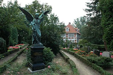 011_14969 - Engelsfigur auf dem Ochsenwerder Kirchhof.