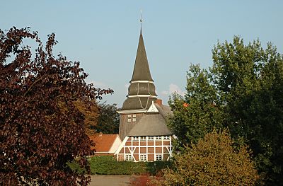 011_14986 - Blick ber die Felder von den Vierlanden zum Holzkirchturm der St. Johanniskirche von Curslack.