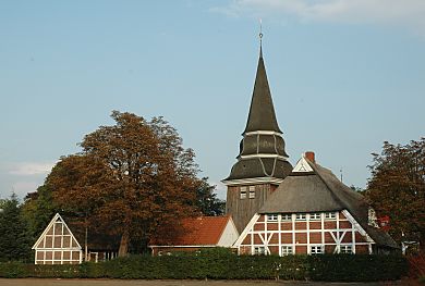 011_14987 - Reetdach - Huser mit Fachwerk; dahinter der Glockenturm der St. Johannis - Kirche im Hamburg Curslack. 