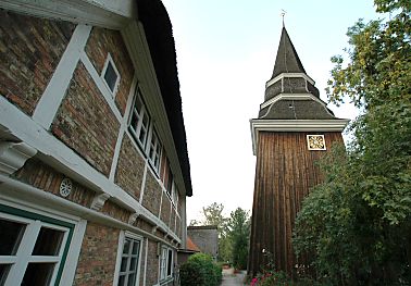 011_14989 - Giebel vom strohgedeckten Fachwerkhaus; Glockenturm der St. Johanniskirche.