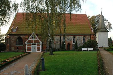 011_15048 - die St. Johannis Kirche in den Vierlanden / Hamburg Neuengamme ist schon seit 1261 urkundlich belegt.