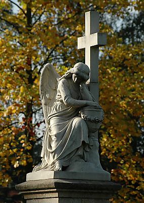 011_15050 - Engelskulptur mit Kreuz und Urne auf dem Friedhof der St. Johanniskirche; im Hintergrund Herbstbume.