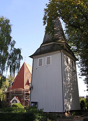 011_15051 - der Glockenturm aus Holz steht etwas abseits vom Kirchenschiff.