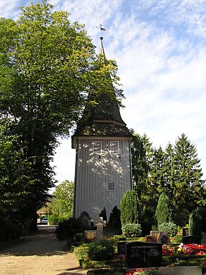 011_15053 - Blick ber den Friedhof zum Turm der Kirche.