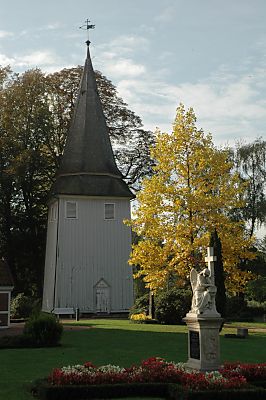 011_15055 - Grabmal mit Engel - skulptur; neben dem St. Johannis Kirchturm ein Ahornbaum mit Herbstlaub.  