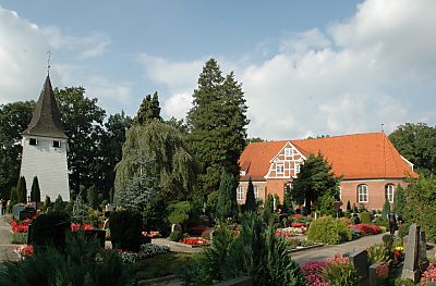 011_14982 - Blick ber den Friedhof mit seinen Grabsteinen zur denkmalgeschtzten Vierlnder Kirche.