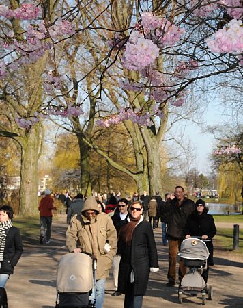 11_17422 |  Die HamburgerInnen geniessen die Frhlingssonne an der Alster; einige gehen mit ihren Kinderwagen andere joggen um den grossen Hamburger Binnensee.  