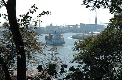011_14999 - Blick vom Heine Park auf die Elbe Richtung Khlbrand; ein Containerschiff fhrt Richtung Altenwerder - im Hintergrund die Khlbrandbrcke. 