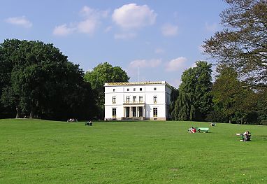 Jenischhaus umgeben von alten Bumen;die weite Wiese zur Elbe wird als Liegewiese genutzt.