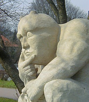 Holzskulptur 'Teufel' auf der gegenberliegenden Seite vom Jenischpark an der Teufelsbrck.