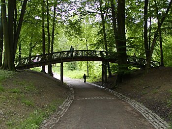 historische Holzbrcke im Jenischpark; der Park steht als erste Hamburger Grnanlage seit 2002 unter Denkmalschutz.