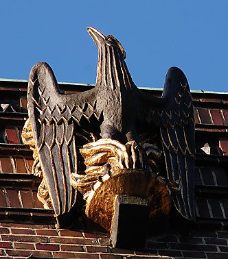 011_15313 Bauschmuck an der Stirnseite des Gebudes aus Terrakotta; ein Vogel der aus den Flammen empor steigt.