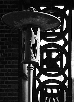 011_15315 Lampe mit Figuren auf dem Vorplatz des Ohlsdorfer Krematoriums. 