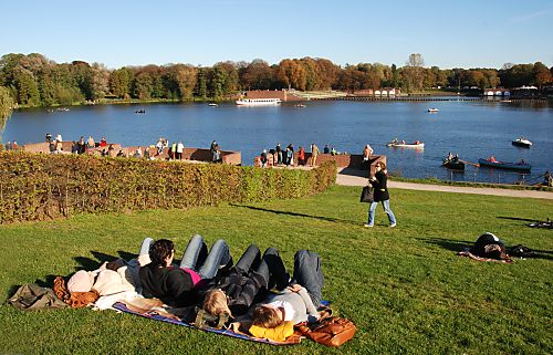 011_15798 - herbstliches Panorama in der Sonne - Besucher liegen auf Decken und blicken auf den Stadtparksee auf dem Kanus, Tretboote und ein Alsterschiff in der Herbstsonne fahren; im Hintergrund die Herbstfrbung der Parkbume. 