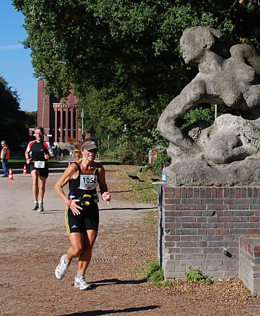 011_15801 - Stadtparkmarathon im Herbst - LuferInnen kommen vom Planetarium und passieren die Skulpturen an der grossen Wiese.