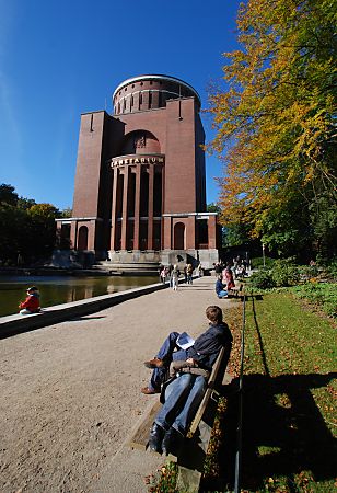 011_15802 - Ruhepause auf einer Bank beim Planetarium, dem ehemaligen Wasserturm im Winterhuder Stadtpark.