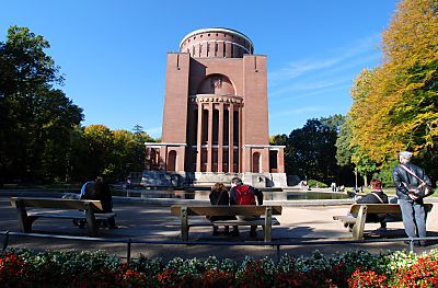 011_15804 - Spaziergnger sitzen auf Ruhebnken und blicken auf das Planetarium. 