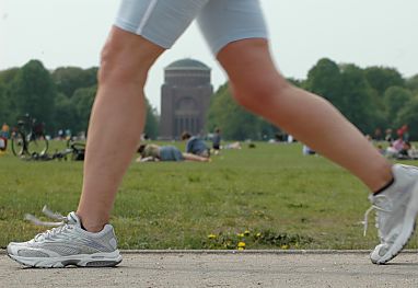 011_14043 - Sport im Stadtpark: die strammen Waden eines Gehers. 