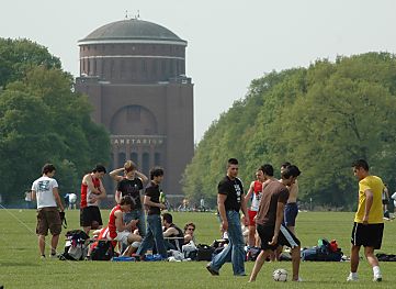 011_14049 - Grillen und Fussball auf der Grossen Wiese vor dem Planetarium. 