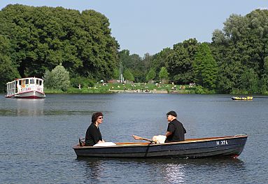 011_15407 ein Ruderboot liegt direkt gegenber dem ehemaligen Parkcafe auf dem See; der Alsterdampfer fhrt wieder Richtung Kanal.