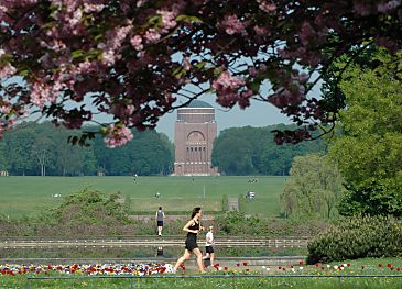 011_14033 - Kirschblte im Hamburger Stadtpark; Jogger betreiben ihren Sport wo frher die Stadthalle gestanden hat - im Hintergrund das Planetarium. 