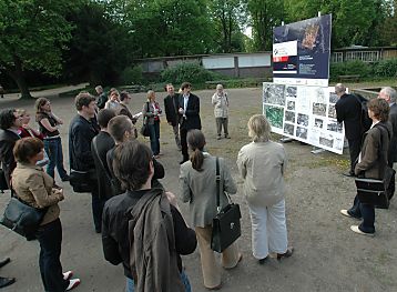 011_14038 - Oberbaudirektor Prof. Jrn Walter beschreibt den an der Architekturolympiade beteiligten Architekten das Areal der ehem. Stadthalle im Hamburger Stadtpark. 