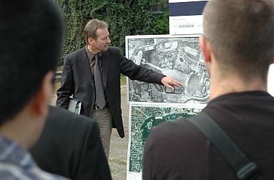 011_14039 - der Leiter der Gartenbauabteilung Hamburg-Nord, Egbert Willing, erlutert die historische Anlage des Stadtparks. 