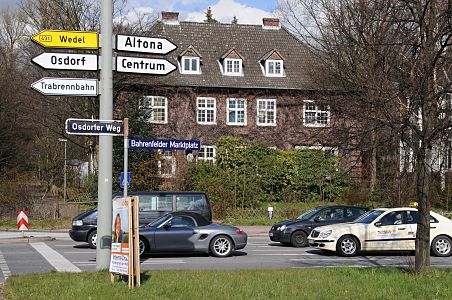 11_17427 - Schilder zeigen die Richtungen nach Altona und zum Centrum Hamburg, sowie nach Wedel, Osdorf und zur Trabrennbahn an. Autos stehen an der Ampel, im Hintergrund ein Backsteingebäude wohl aus den 1930er Jahren. 