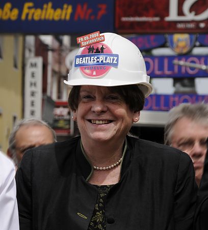 11_17515 - die Kultursenatorin von Hamburg, Karin von Welck mit Bauhelm zum Spatenstich auf dem Beatles-PLatz am 29.05.2008.