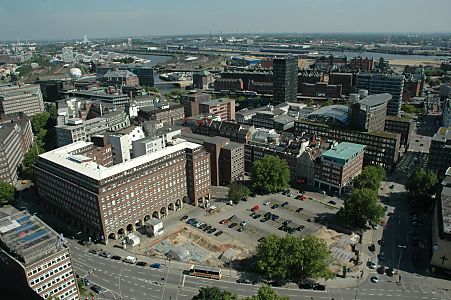 011_17356 - Blick auf den Hamburger Domplatz 2006; Teile vom Parkplatz sind fr die Ausgrabungen gesperrt. Im Hintergrund die Elbe.