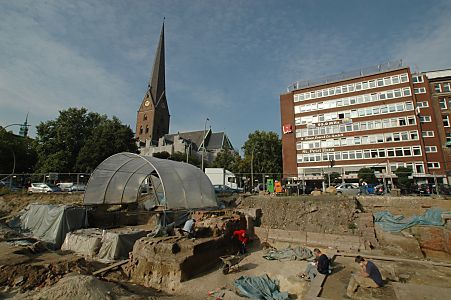 011_17357 - auf dem historischen Domplatz wird der Ursprung Hamburgs die Hammaburg vermutet; an deren Stelle soll auch 831 vom Erzbischof Ansgar der erste Hamburger Dom errichtet wurden sein.