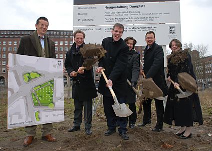 011_17361 - nach kontroverser Diskussion hat der Hamburger Senat von der geplanten Bebauung des Domplatzes Abstand genommen. Statt dessen wird auf der Fläche vom ehem. Parkplatz ein historischer Garten errichtet. Der erste Spatenstich fand am 01. Februar 2008 u. a. mit Kultursenatorin Karin von Welck, Senator für Stadtentwicklung und Umwelt Axel Gedaschko und Bezirksamtleiter Hamburg Mitte Markus Schreiber statt.