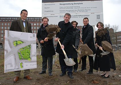 011_17361 - nach kontroverser Diskussion hat der Hamburger Senat von der geplanten Bebauung des Domplatzes Abstand genommen. Statt dessen wird auf der Flche vom ehem. Parkplatz ein historischer Garten errichtet. Der erste Spatenstich fand am 01. Februar 2008 u. a. mit Kultursenatorin Karin von Welck, Senator fr Stadtentwicklung und Umwelt Axel Gedaschko und Bezirksamtleiter Hamburg Mitte Markus Schreiber statt.