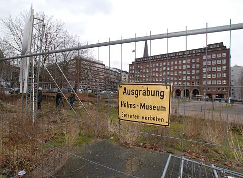 011_17363 - Schild am Bauzaun vom Domplatz - AUSGRABUNG; Helms-Museum, Betreten verboten.