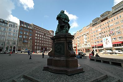 011_15143 - Blick ber den Gnsemarkt; das Gebude mit dem Ufa Kino rechts wurde 2006 abgerissen.  