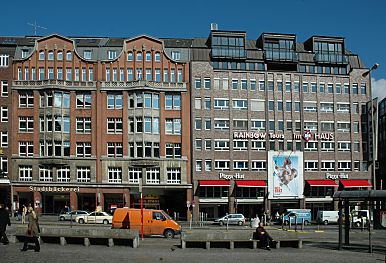 011_15146 - Blick zur Gebudefront am Gnsemarkt, rechts das UFA-Kino ( 03/2006) 