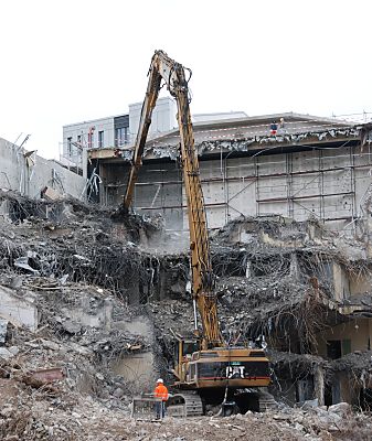 011_15148 - die Mauern vom Gebude am Gnsemarkt sind fast abgetragen; ein Abrissbagger zerschneidet die Eisenarmierung vom ehem. Kinogebude.  