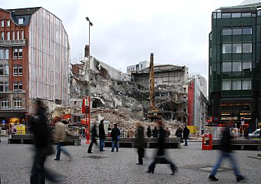 011_15149 - am Gnsemarkt ist eine grosse Baulcke entstanden, in der ein modernes Geschftsgebude errichtet wird.  